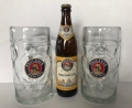 Zwei Maßkrüge + 16 Paulaner Hell